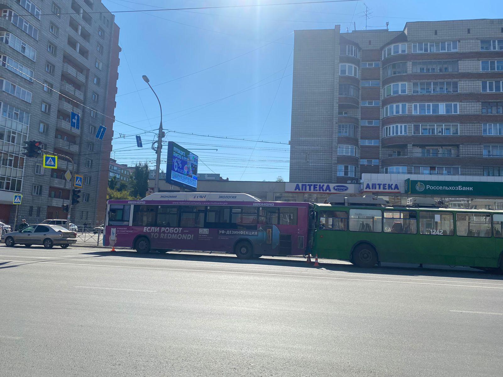 Фото 6-летняя пассажирка автобуса пострадала в массовом ДТП в Новосибирске 2